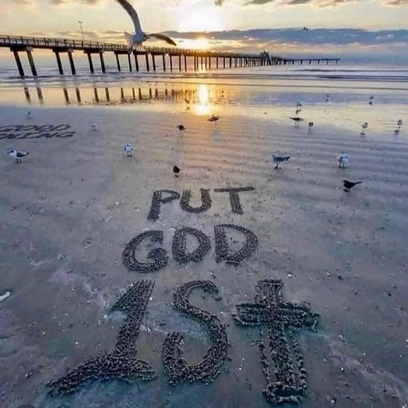 MEET YOUR POSHER CHRISTINA! - Picture 7 of 7